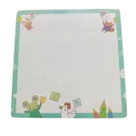 Tableau blanc en bois avec chiffres multicolores